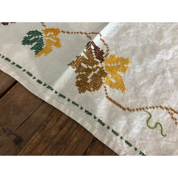 Vintage Embroidered Table Runner Fall Leaves - Picture 5 of 5